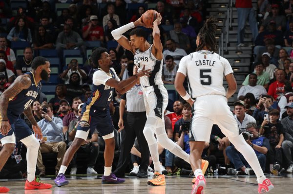 闪电策略 轰29+11+9帽! 文班两次惨遭锡安隔扣 丢绝杀+加时6犯毕业无奈下场