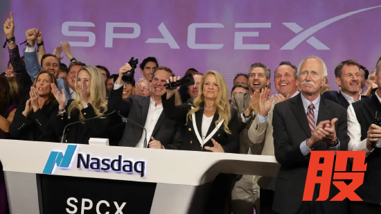 2026 年 6 月 12 日，SpaceX 首席执行官格温妮・肖特维尔携高管团队在纳斯达克交易所敲响上市开市钟